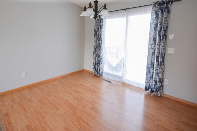 Building Photo - Move-In Ready4 BR with Large Yard!