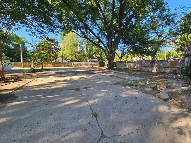 Building Photo - (4) Bed, (3) Bath with (2) Living Areas Avail NOW! Short-Term Lease Avail!