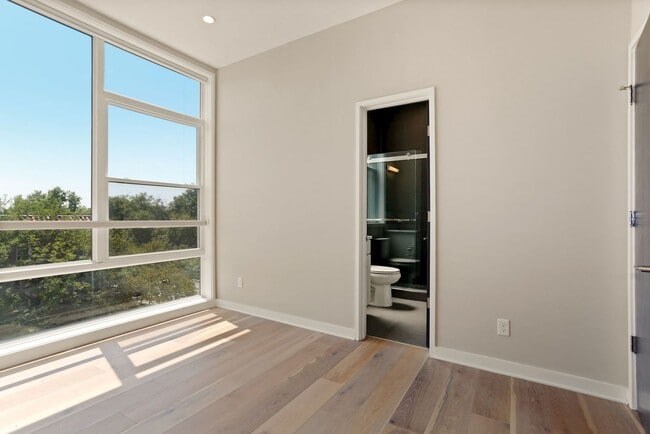 Building Photo - Available Now! Recent build! Professionally Managed// 2 bedroom 2 bathroom Luxury Condo// Petworth!