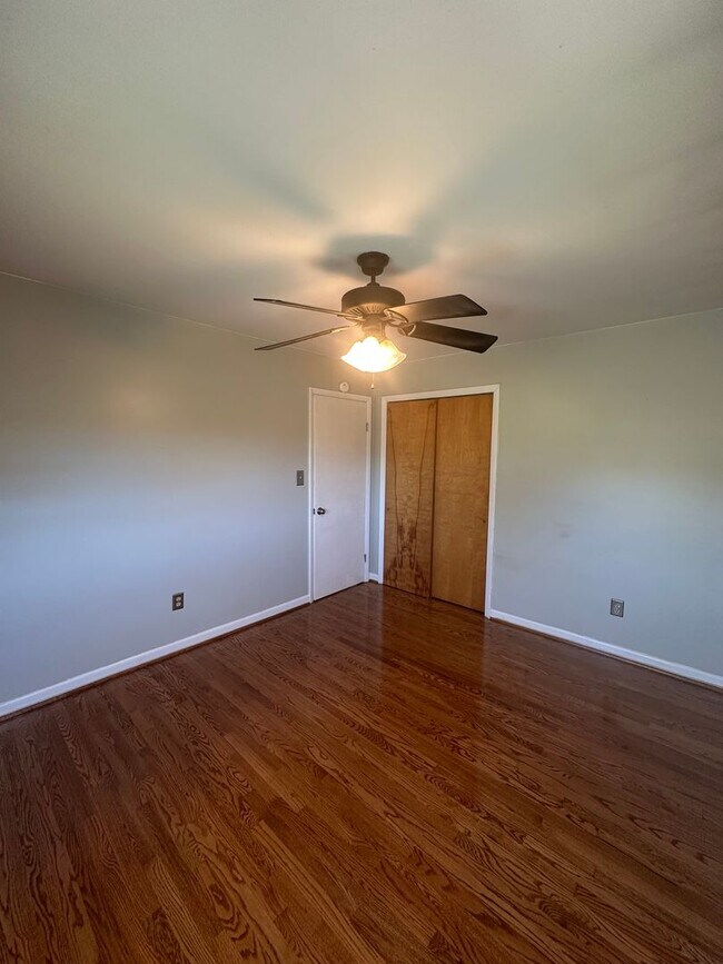 Building Photo - 3 bedrooms 2 baths, Split Level in the loc...