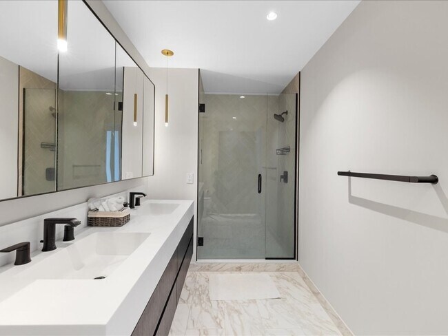 Building Photo - 55 Lagrange St