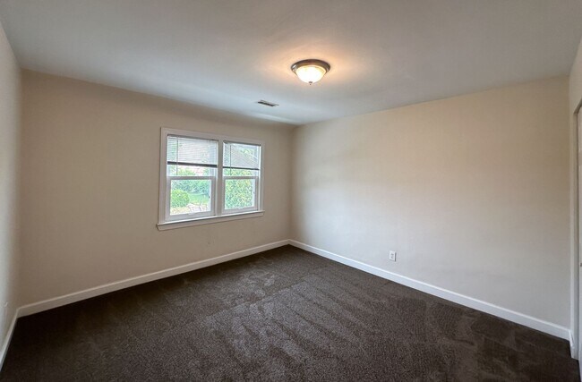 Building Photo - Charming 3Bedroom/1Bathroom in Cameron Vil...