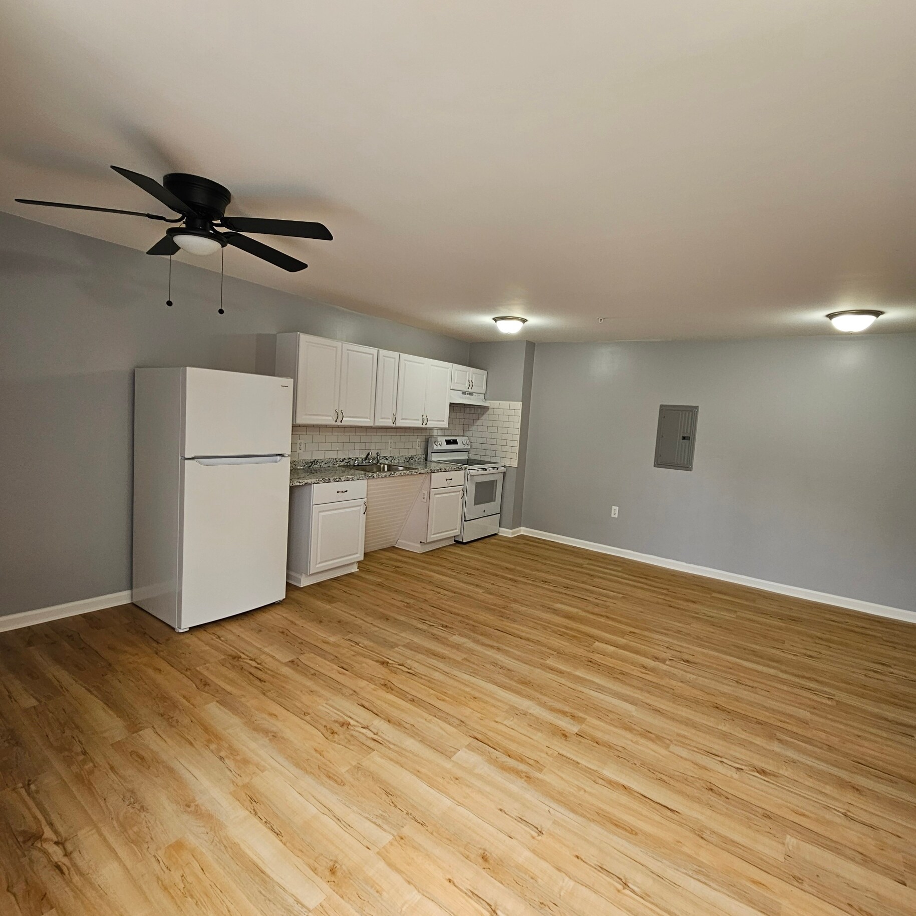 Building Photo - 429 E 9th St