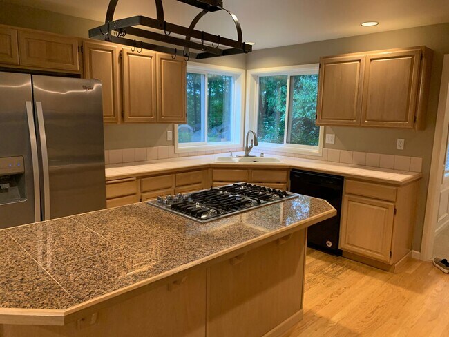 Building Photo - Location location 4 bedroom, 2.5 bath in t...