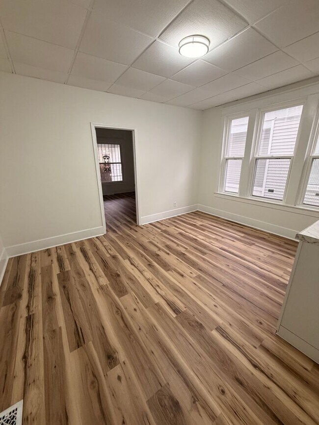 Building Photo - 1813 W Gaulbert Ave