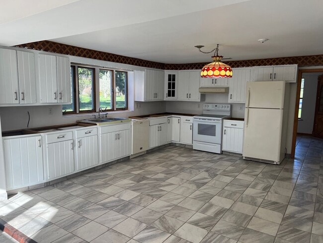Building Photo - Beautiful Landale 4 Bedroom Single with 2 car garage for rent $3,450/month
