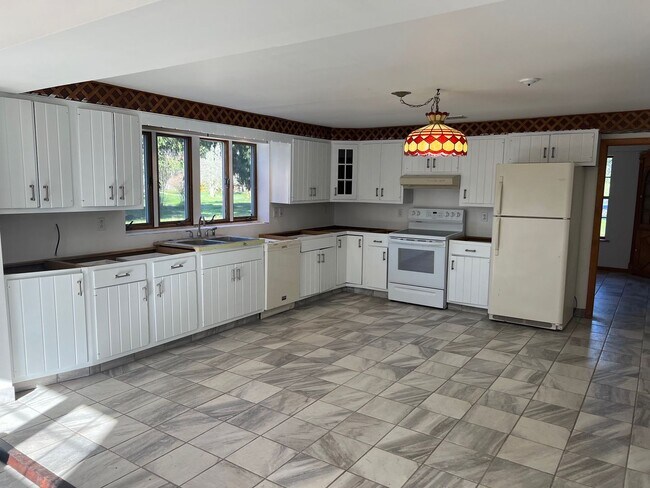 Building Photo - Beautiful Landale 4 Bedroom Single with 2 car garage for rent $3,650/month