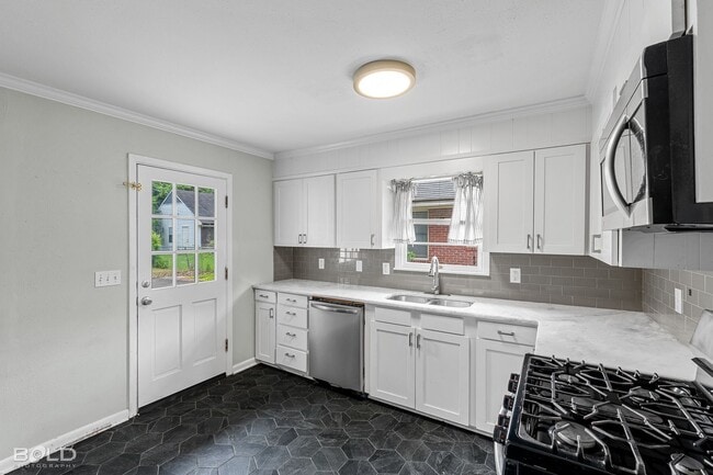 Building Photo - Check Out this 3 bed 2 bath