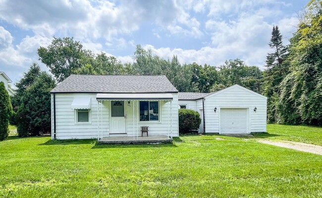 Primary Photo - Nice 2bd / 1 ba house with attached garage...
