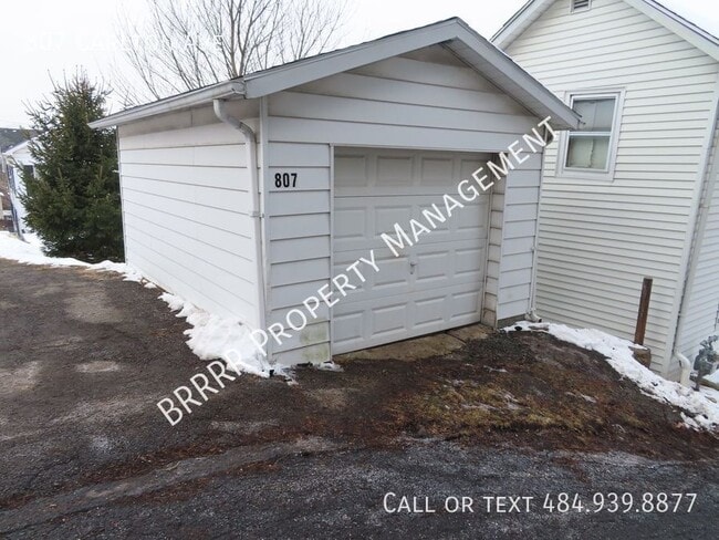 Building Photo - 807 Carlton Ave