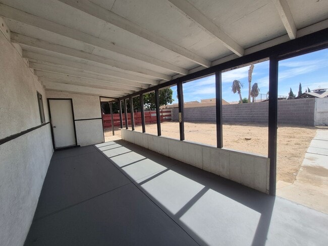 Building Photo - Large 4 Bed 2 Bath House