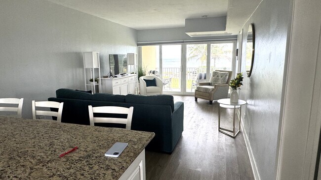 Building Photo - 1039 Hillsboro Mile