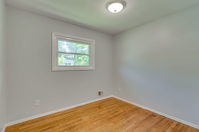 Building Photo - Charming 3+ BR single family home available now