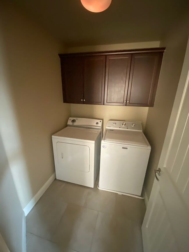Building Photo - Beautiful 2 story Home in gated community ...