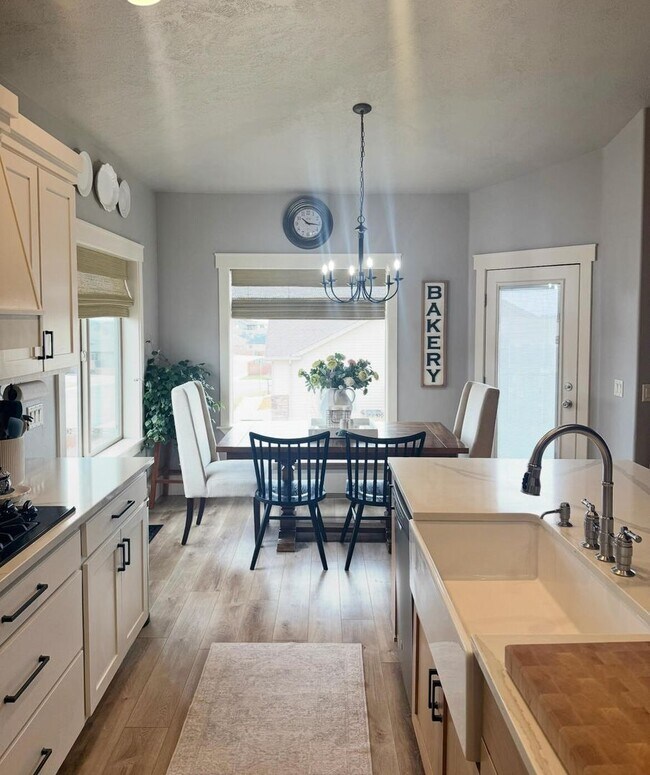 Building Photo - Beautifully Renovated 6 Bedroom Home in th...