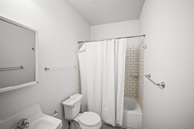 Building Photo - 635 E Azalea Ave