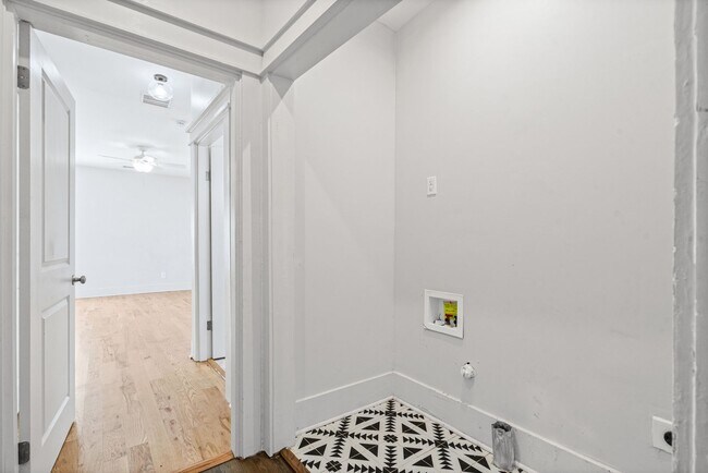Building Photo - 864 N Belvedere Blvd