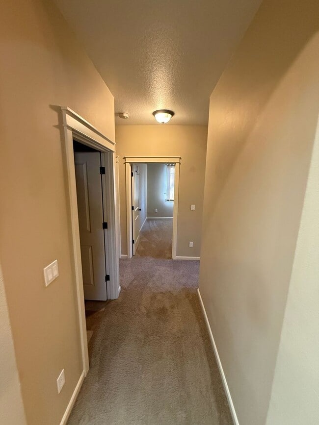 Building Photo - 3 Bedroom, 2 Bathroom Single-Level Duplex in The Stonegate Community