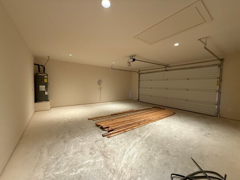 Building Photo - 104 Kirkland St