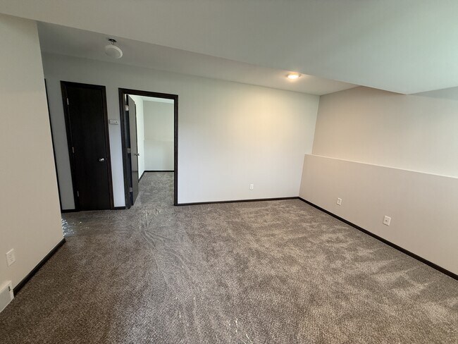 Building Photo - 930 Waters Edge Ct