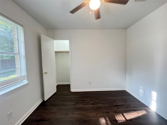 Building Photo - 409 La Bradford Dr
