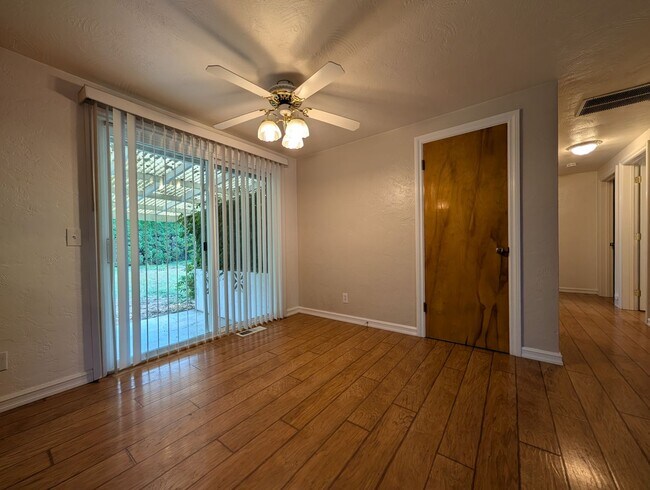 Building Photo - 3-Bedroom, 1-Bath Home Near River Road In ...