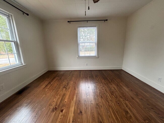 Building Photo - 939 Central Dr