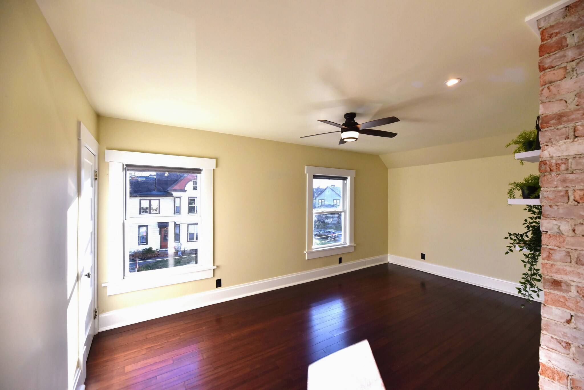 Building Photo - 240 E Duncan St