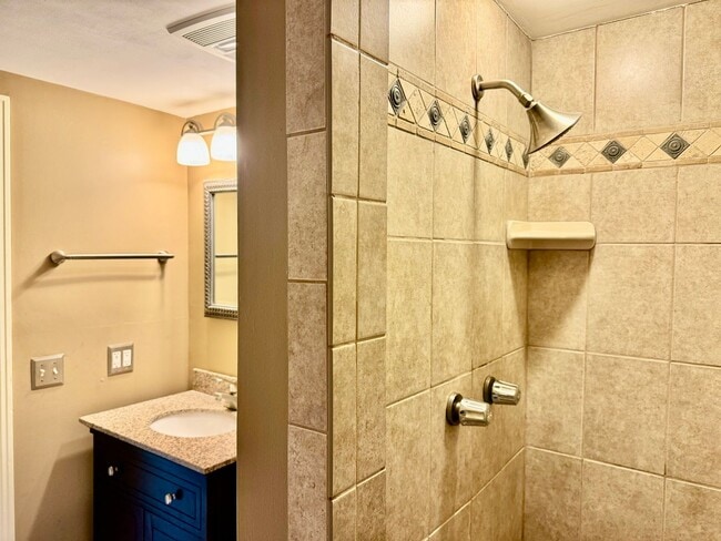 Building Photo - Nice 4BR Home in Perfect Location