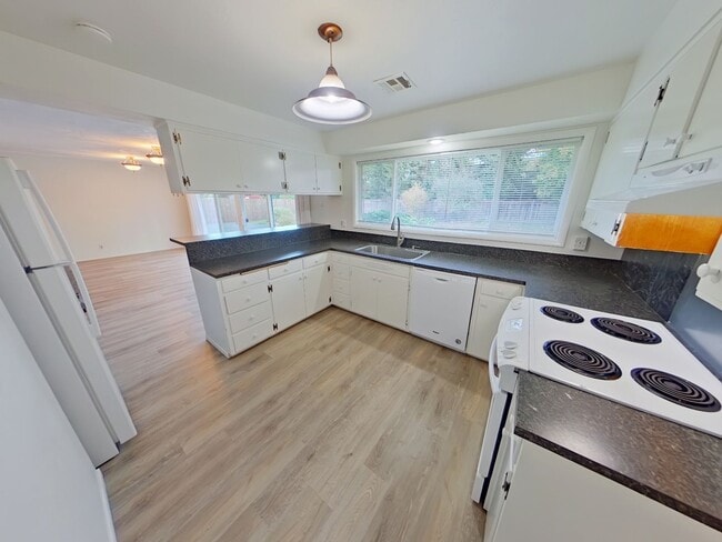 Building Photo - 3 Bedroom Family Home in the Harlow Street Bridge Area