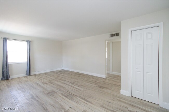 Building Photo - 2102 Alamanda Dr