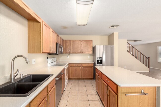 Building Photo - Spacious & Elegant Home with Resort-Style Backyard in Gated Community