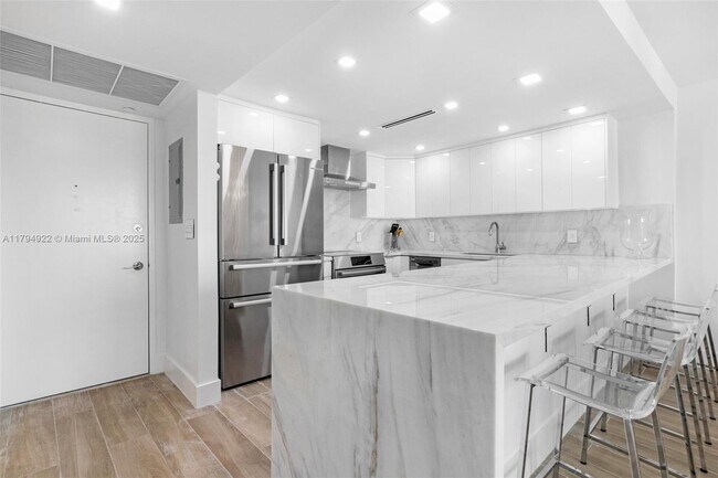 Primary Photo - 5701 Collins Ave