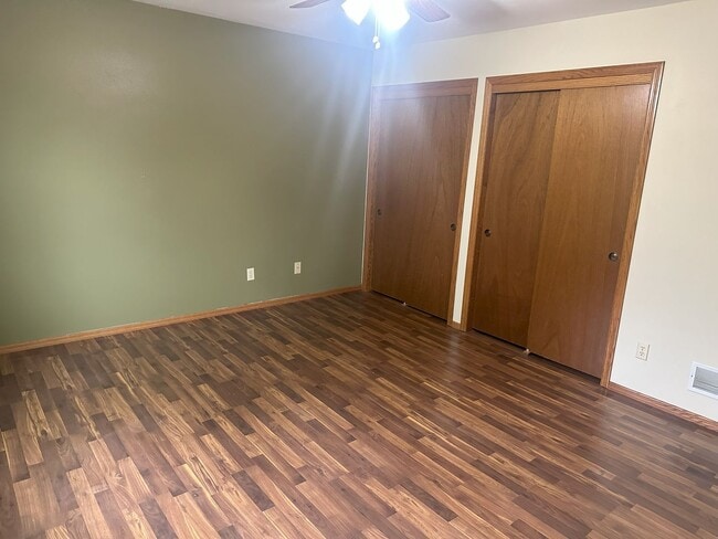 Building Photo - For Rent: Spacious 3 Bedroom, 2.5 Bath Sin...