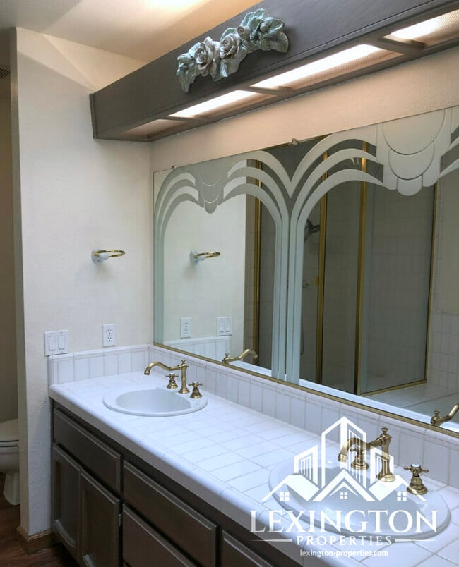 Building Photo - Wonderful, 3BD/2.5BA Home + Loft, in Oak C...