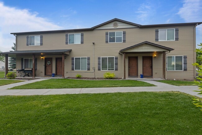 Building Photo - DARLING - 2 Bed 1.5 Bath Townhome in the M...