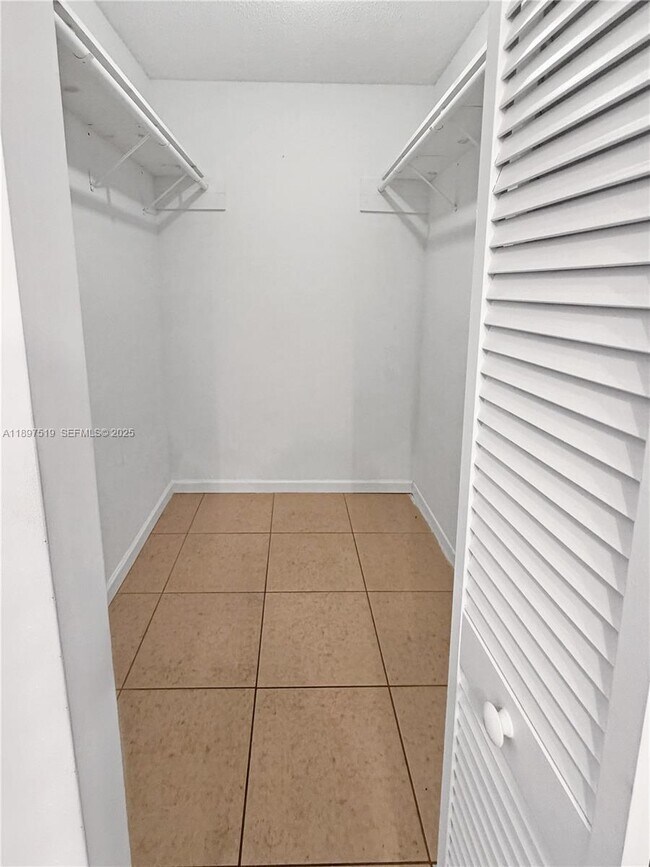 Building Photo - 7897 Golf Cir Dr