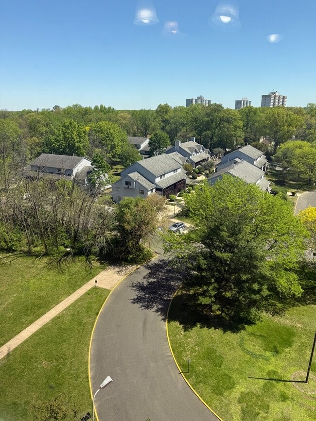 Building Photo - 1 Bed in Barclay Towers! Eligible for $500 Security deposit.