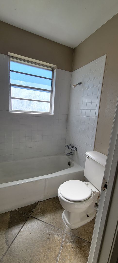 Building Photo - Very nice 4 bedroom/2 bath house with oven and dishwasher!