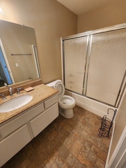 Upstairs Bathroom with Tub/Shower Combo - 630 W Palm Ave