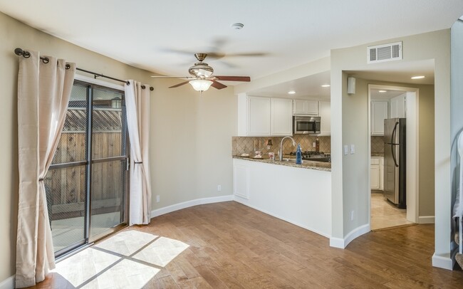 Building Photo - Beautiful Redondo Beach Townhouse