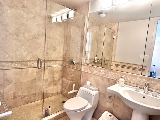 Building Photo - 1960 N Lincoln Park W