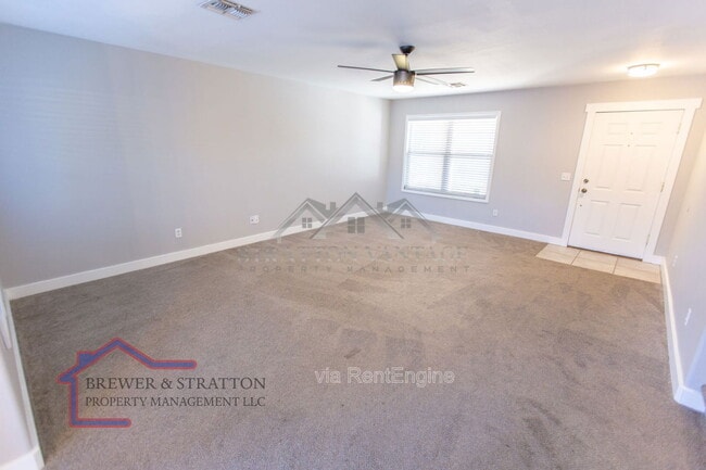 Building Photo - 2102 E Spruce Dr