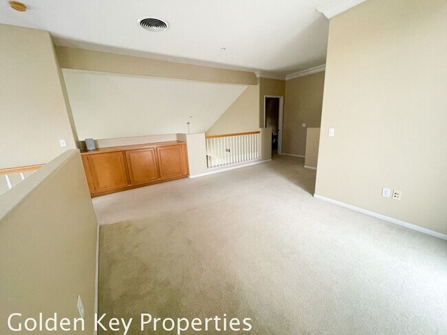 Building Photo - Bright and spacious 3+2.5