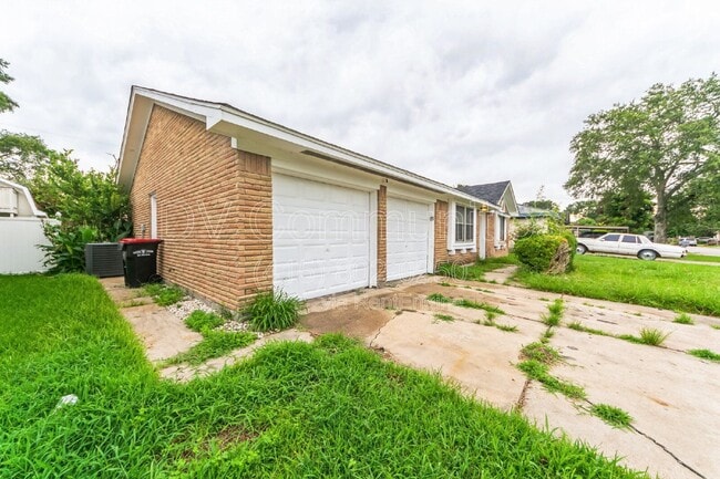 Building Photo - 700 Meadowglen Dr