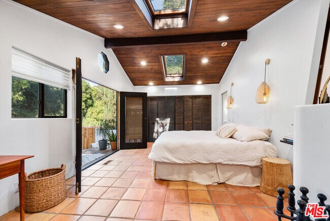 Building Photo - 1362 Old Topanga Canyon Rd