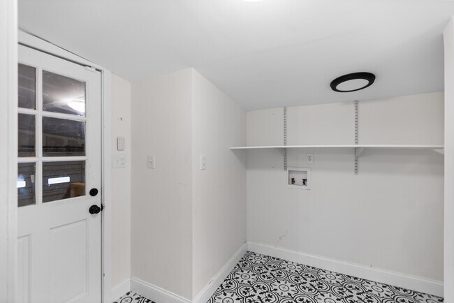 Building Photo - 2123 Fenwood Dr