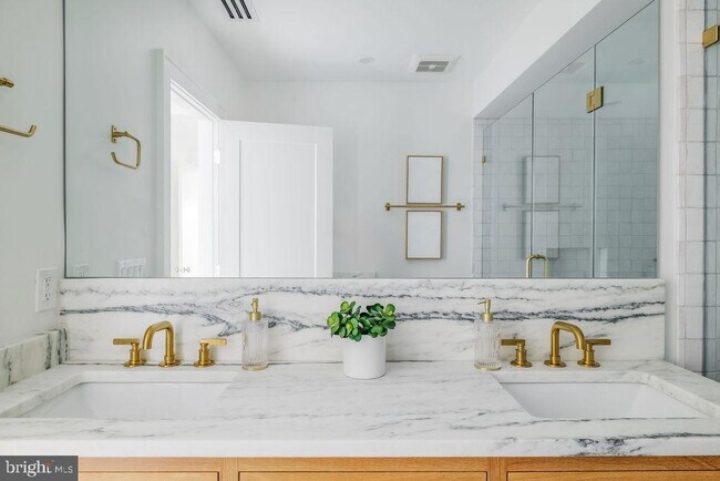 Building Photo - 2460 Ontario Rd NW