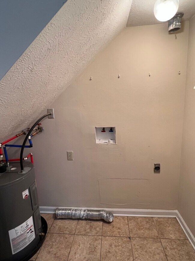 Building Photo - 2 Bedroom/1.5 bathroom townhouse for rent $1,300 month