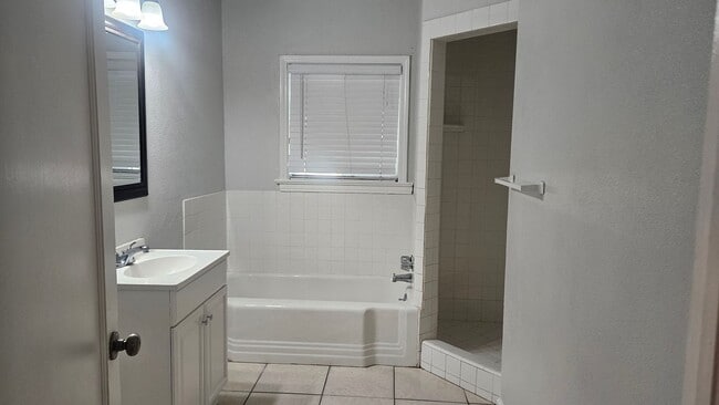 Building Photo - WOW!  Very Nice Updateds 3/1 Near Chestnut...